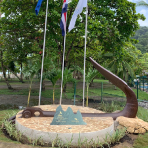 Monumento en homenaje a fundadores de Club